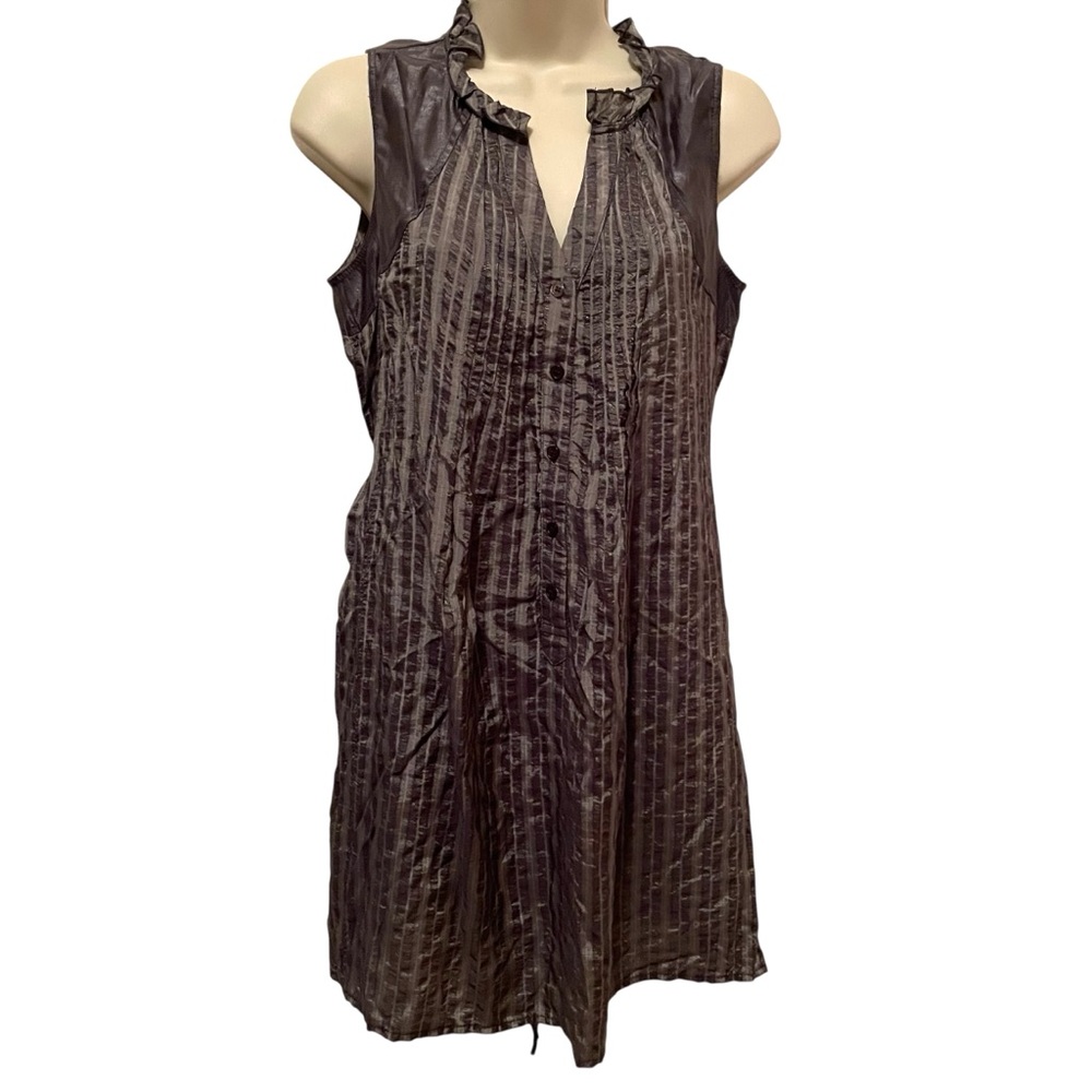 NWT Ya Gray Tunic tie in Back Button Closure
